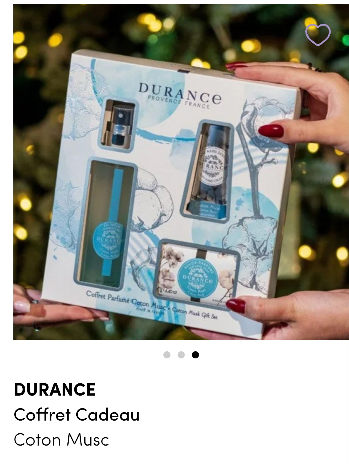 Ce coffret, en édition limitée, comprend :
• Eau de Parfum , format vente (50ml)
• Lait pour le Corps, format voyage (75ml)
• Mini Eau de Parfum, en format voyage (4ml)
Offrez la joie en cette saison des fêtes avec une dose d’optimisme à l’état pur. Auss